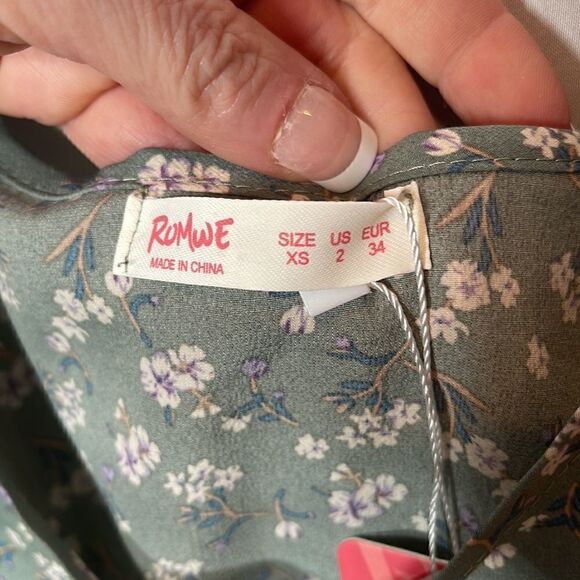 Romwe Ditsy Floral Crop Top. Size XS. New! - Picture 3 of 6